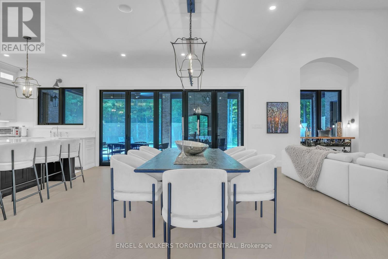 7 Apto Court, Springwater, Ontario  L0L 2K0 - Photo 11 - S13032964