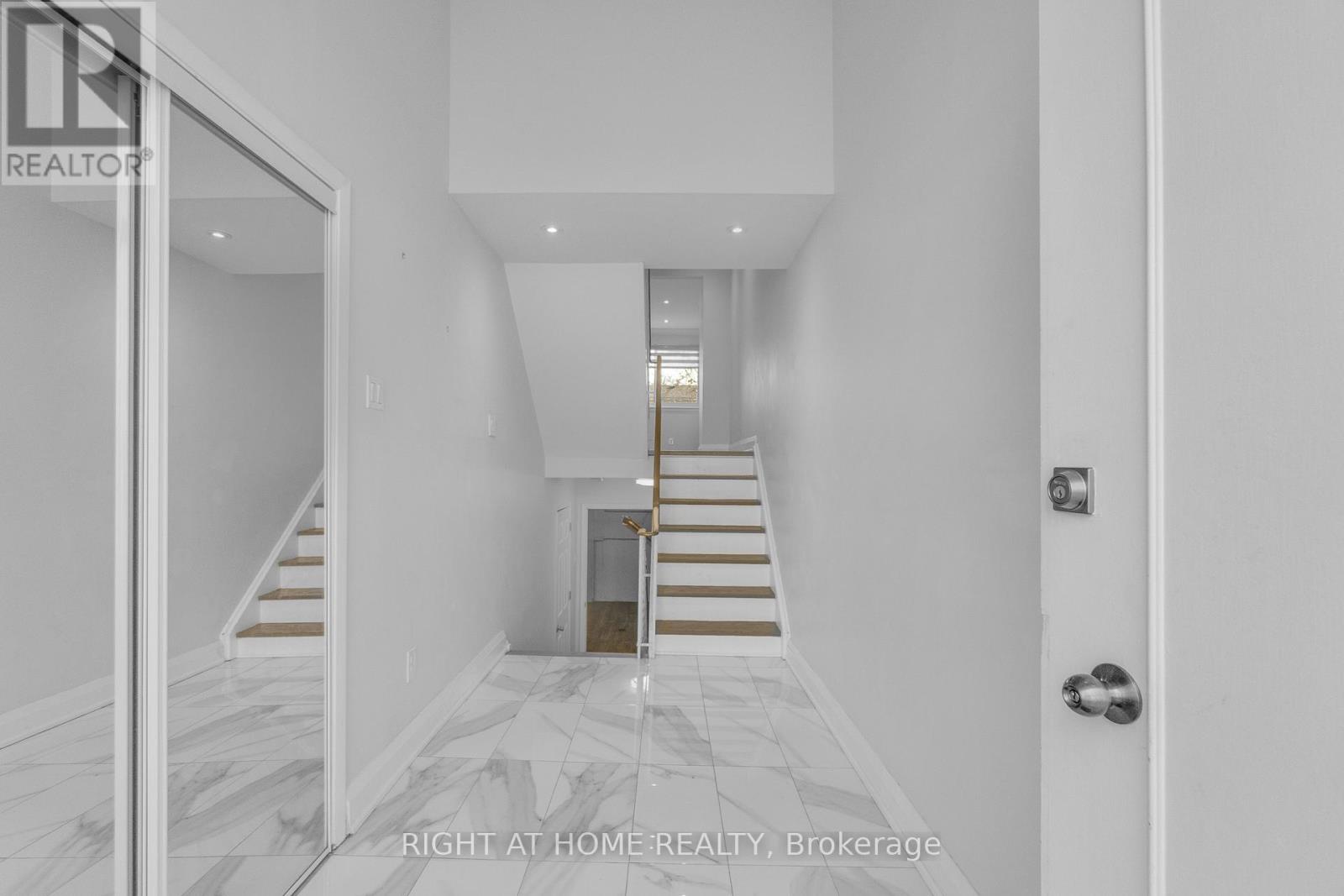 5473 Schueller Crescent, Burlington, Ontario  L7L 3T1 - Photo 4 - W13033230