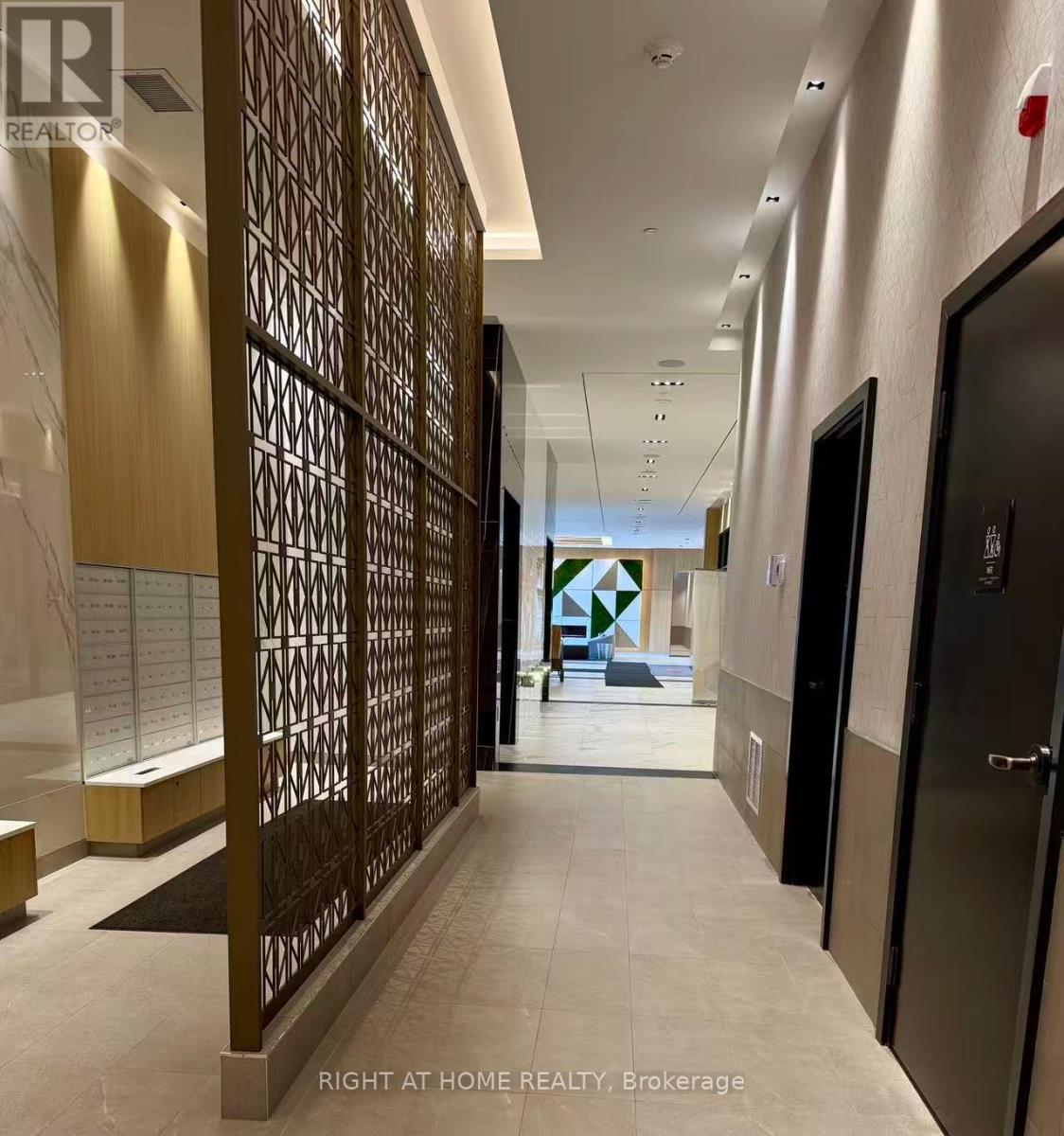 1607 - 202 Burnhamthorpe Road E, Mississauga, Ontario  L5A 0B2 - Photo 3 - W13017528