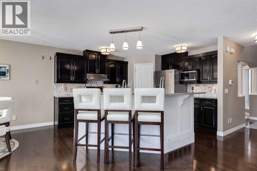 331 Sierra Madre Court SW, Calgary, Alberta  T3H 3G7 - Photo 7 - A2299948