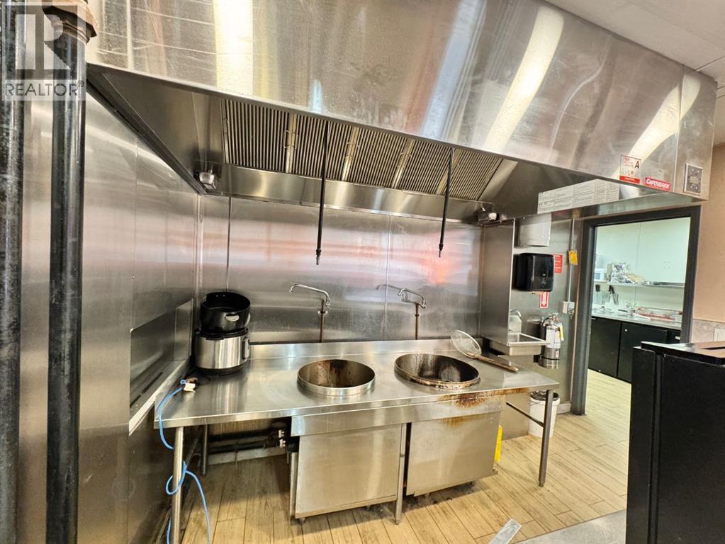 683 10 Street SW, Calgary, Alberta  T2P 5G3 - Photo 3 - A2291771