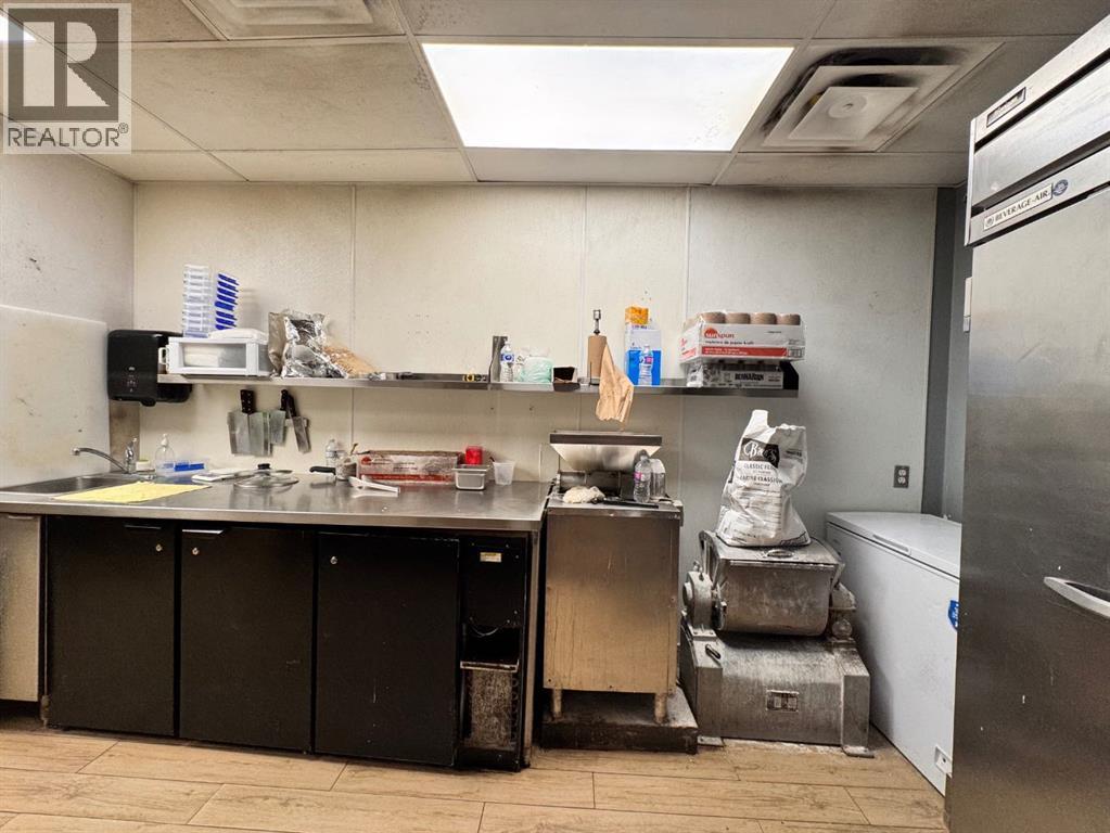 683 10 Street SW, Calgary, Alberta  T2P 5G3 - Photo 5 - A2291771