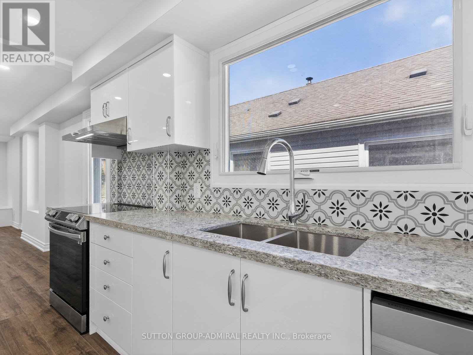 408 Andrew Street, Newmarket, Ontario  L3Y 1H4 - Photo 2 - N13033260