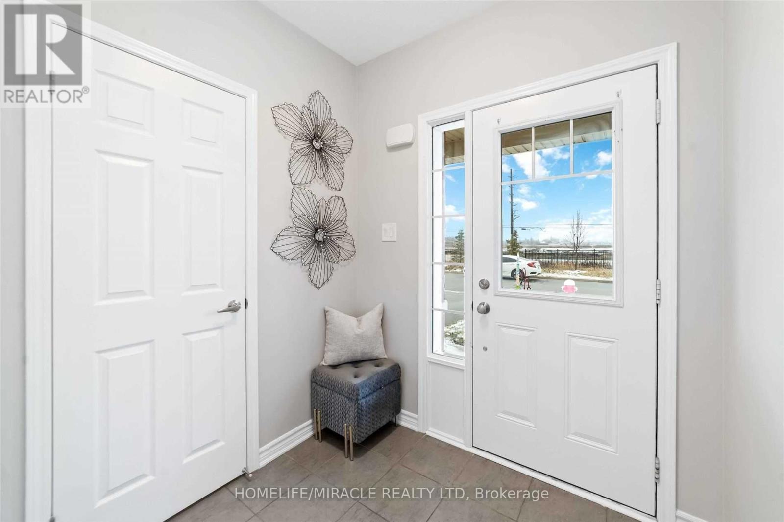 21 Donlamont Circle, Brampton, Ontario  L7A 4T5 - Photo 2 - W13033290