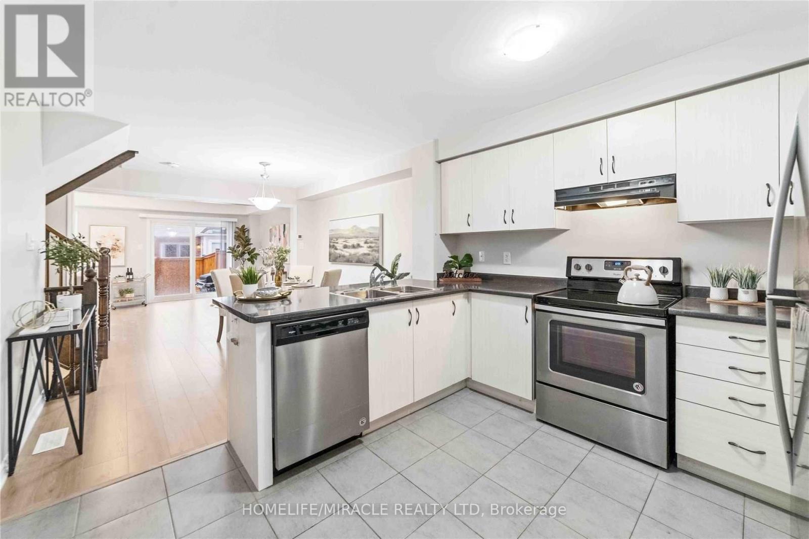 21 Donlamont Circle, Brampton, Ontario  L7A 4T5 - Photo 3 - W13033290