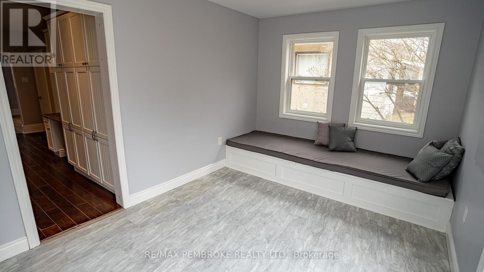 206 Golf Course Road, Laurentian Valley, Ontario  K8A 7B3 - Photo 14 - X12790992