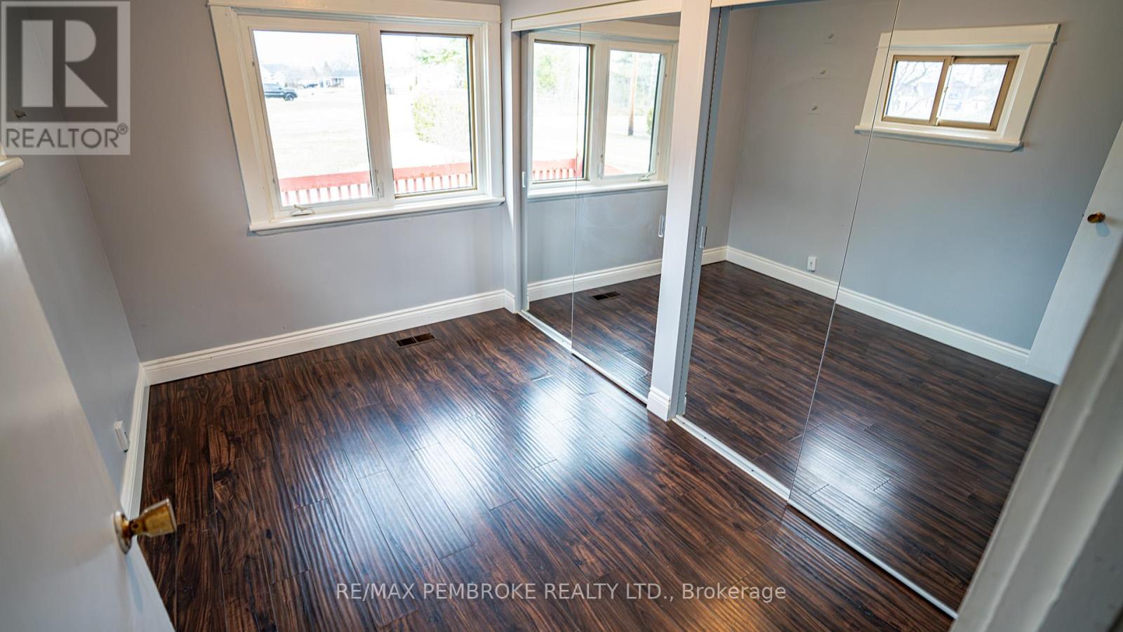 206 Golf Course Road, Laurentian Valley, Ontario  K8A 7B3 - Photo 18 - X12790992