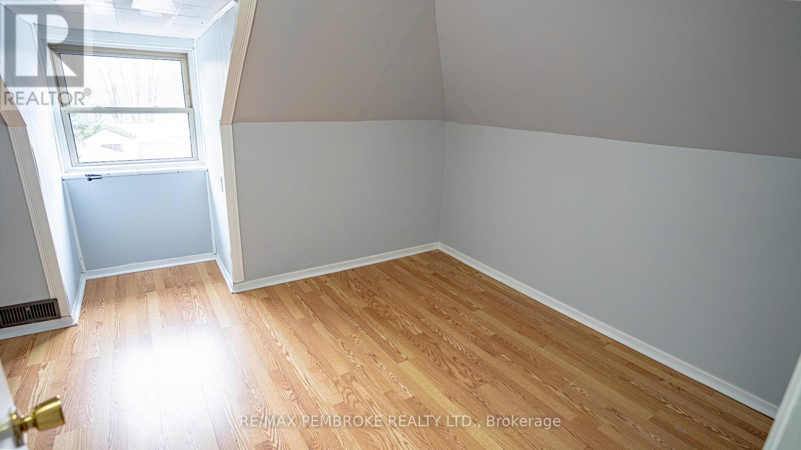 206 Golf Course Road, Laurentian Valley, Ontario  K8A 7B3 - Photo 22 - X12790992