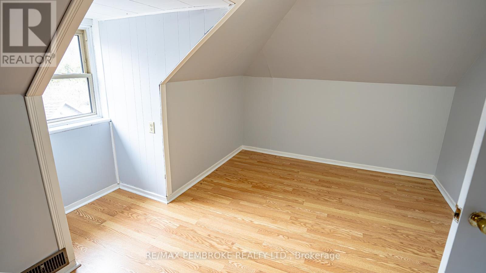 206 Golf Course Road, Laurentian Valley, Ontario  K8A 7B3 - Photo 24 - X12790992