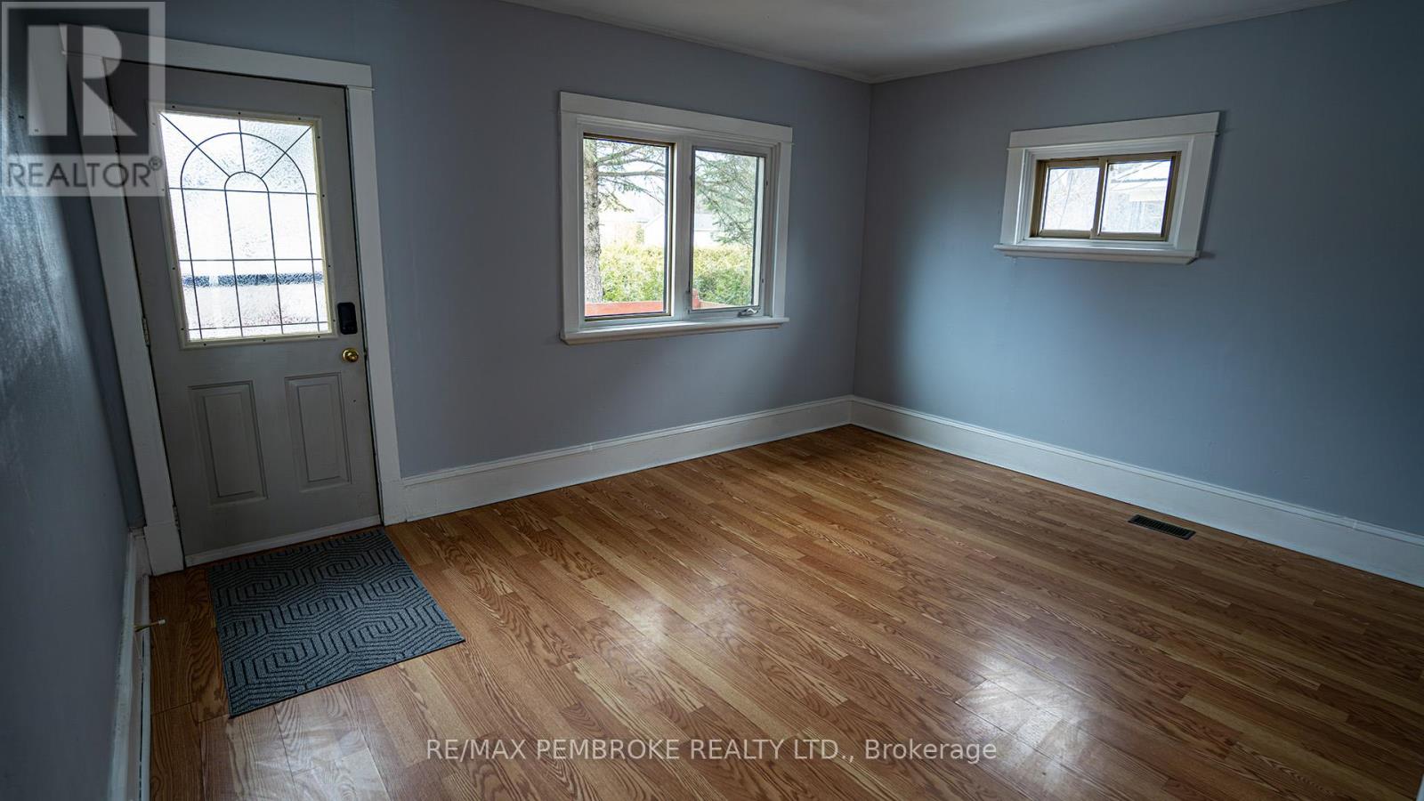 206 Golf Course Road, Laurentian Valley, Ontario  K8A 7B3 - Photo 6 - X12790992