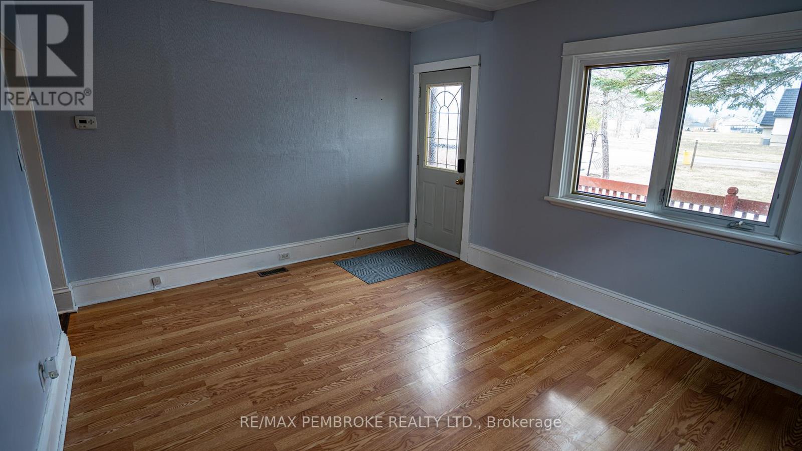 206 Golf Course Road, Laurentian Valley, Ontario  K8A 7B3 - Photo 4 - X12790992