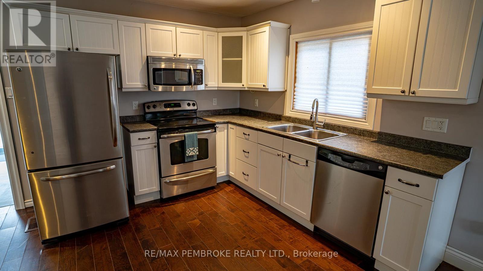 206 Golf Course Road, Laurentian Valley, Ontario  K8A 7B3 - Photo 8 - X12790992