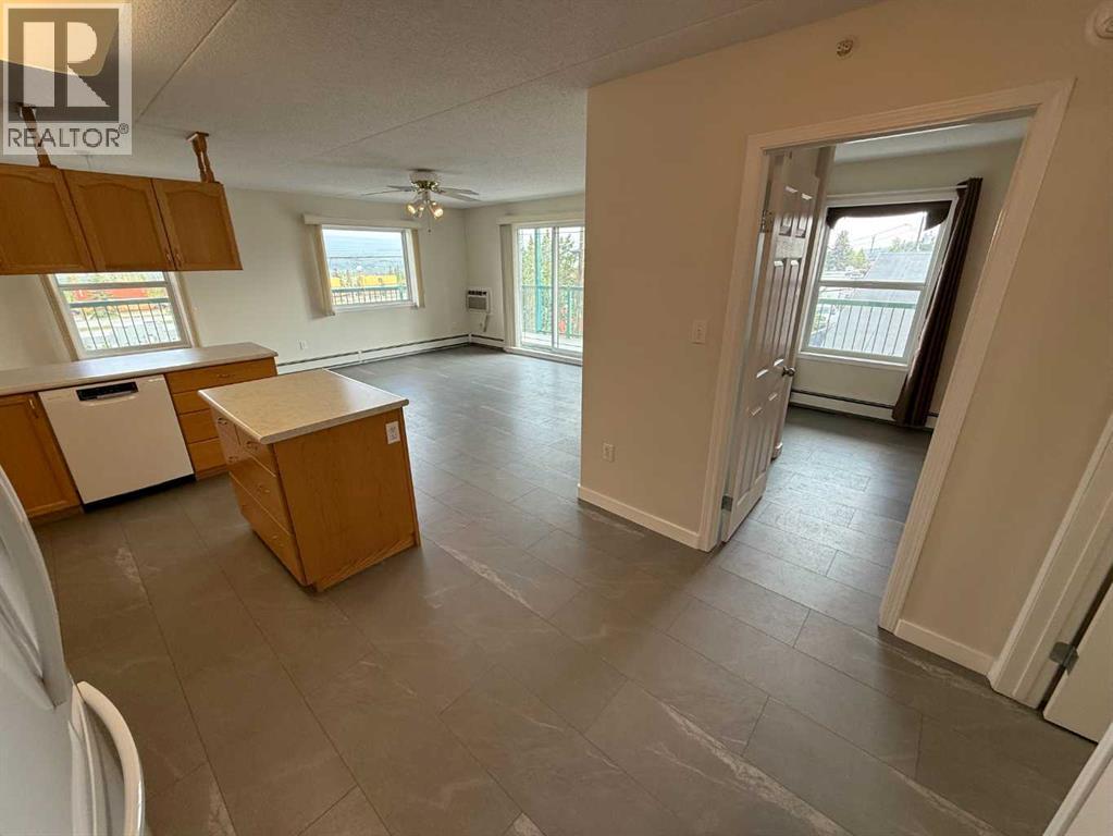 204, 228 Pembina Avenue, Hinton, Alberta  T7V 0A5 - Photo 3 - A2281368