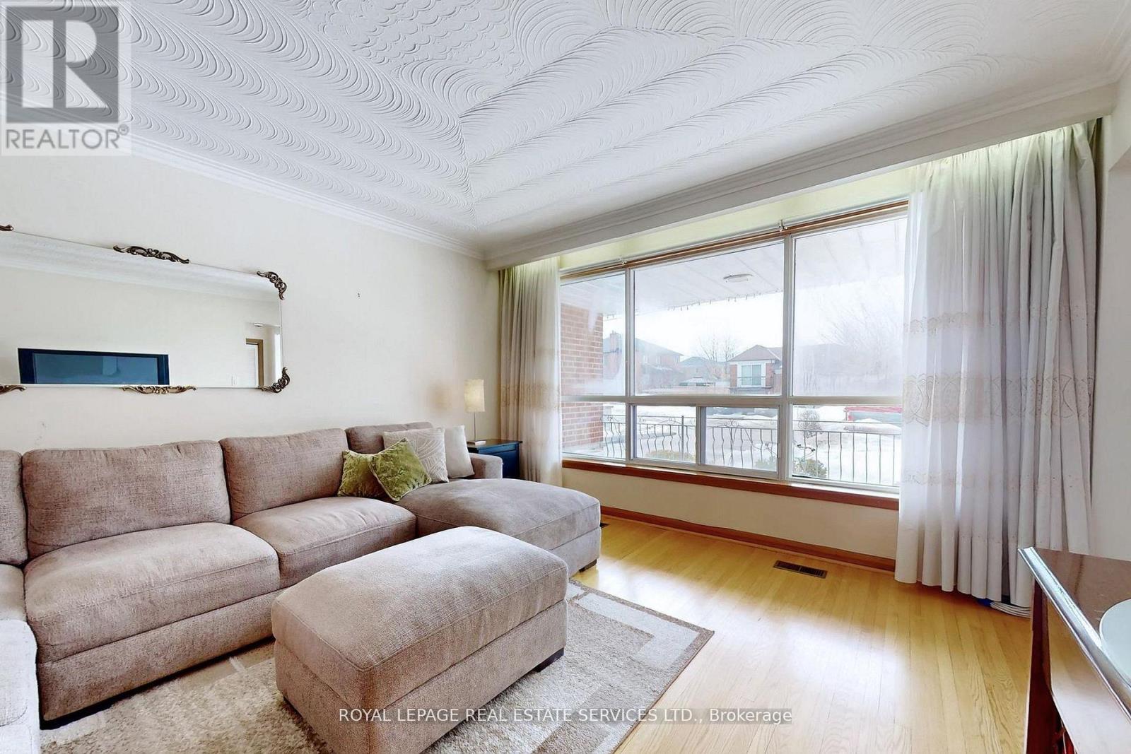 167 Cornelius Parkway, Toronto, Ontario  M6L 2K8 - Photo 8 - W13008818