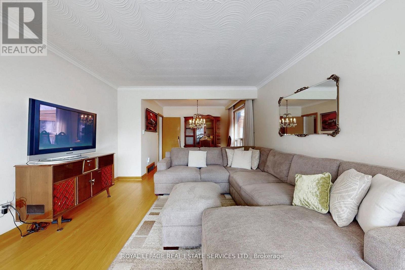 167 Cornelius Parkway, Toronto, Ontario  M6L 2K8 - Photo 6 - W13008818