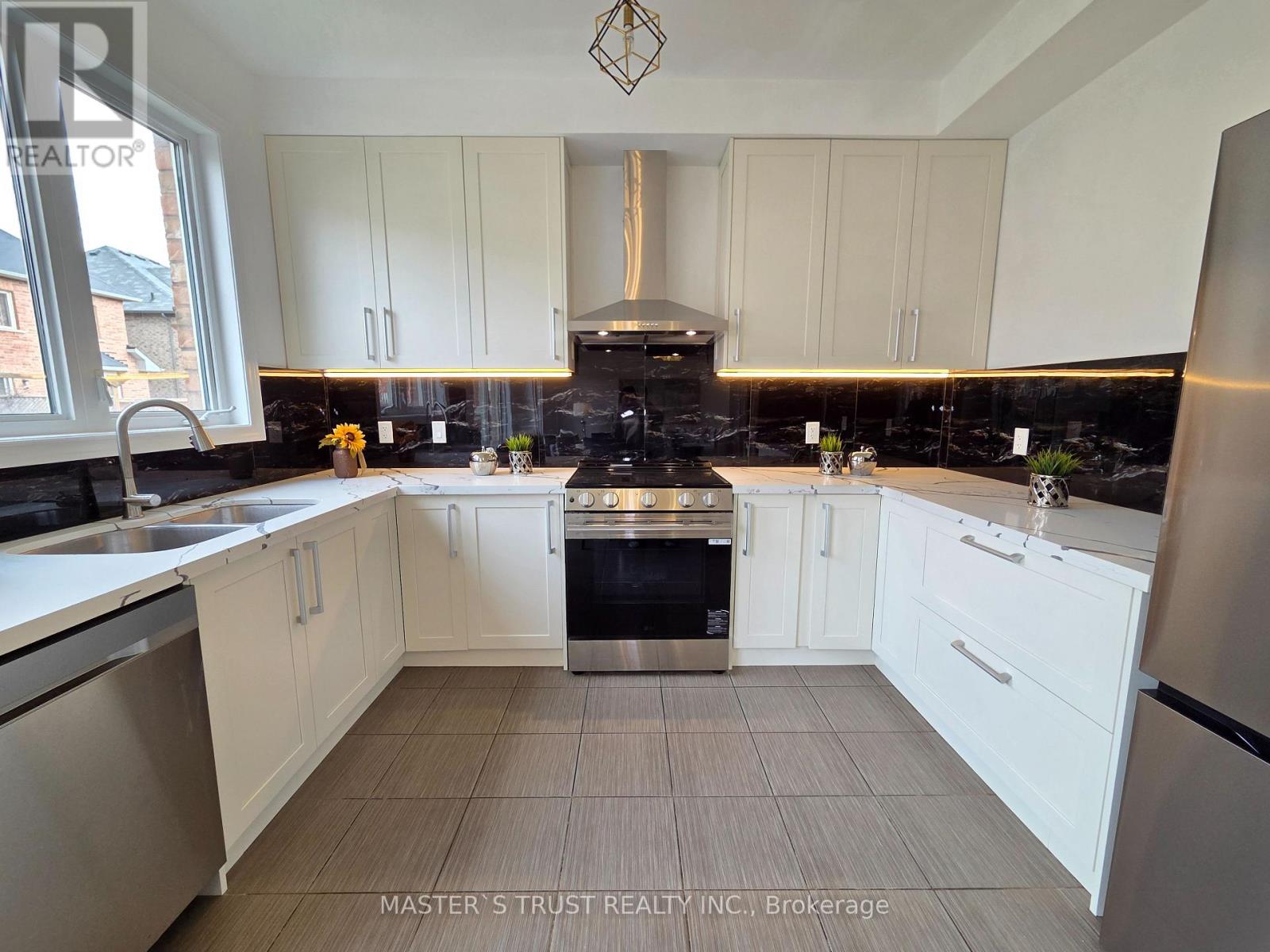 11 Beacon Point Street, Markham, Ontario  L6E 0P3 - Photo 13 - N13033326