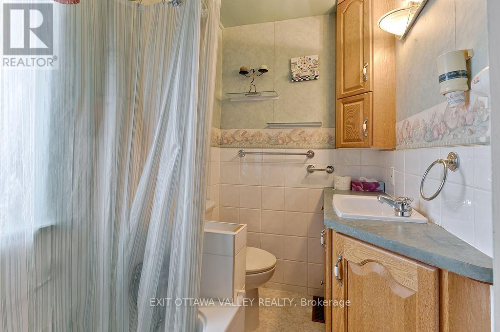 415 Trafalgar Road, Pembroke, Ontario  K8A 5B3 - Photo 26 - X12934548