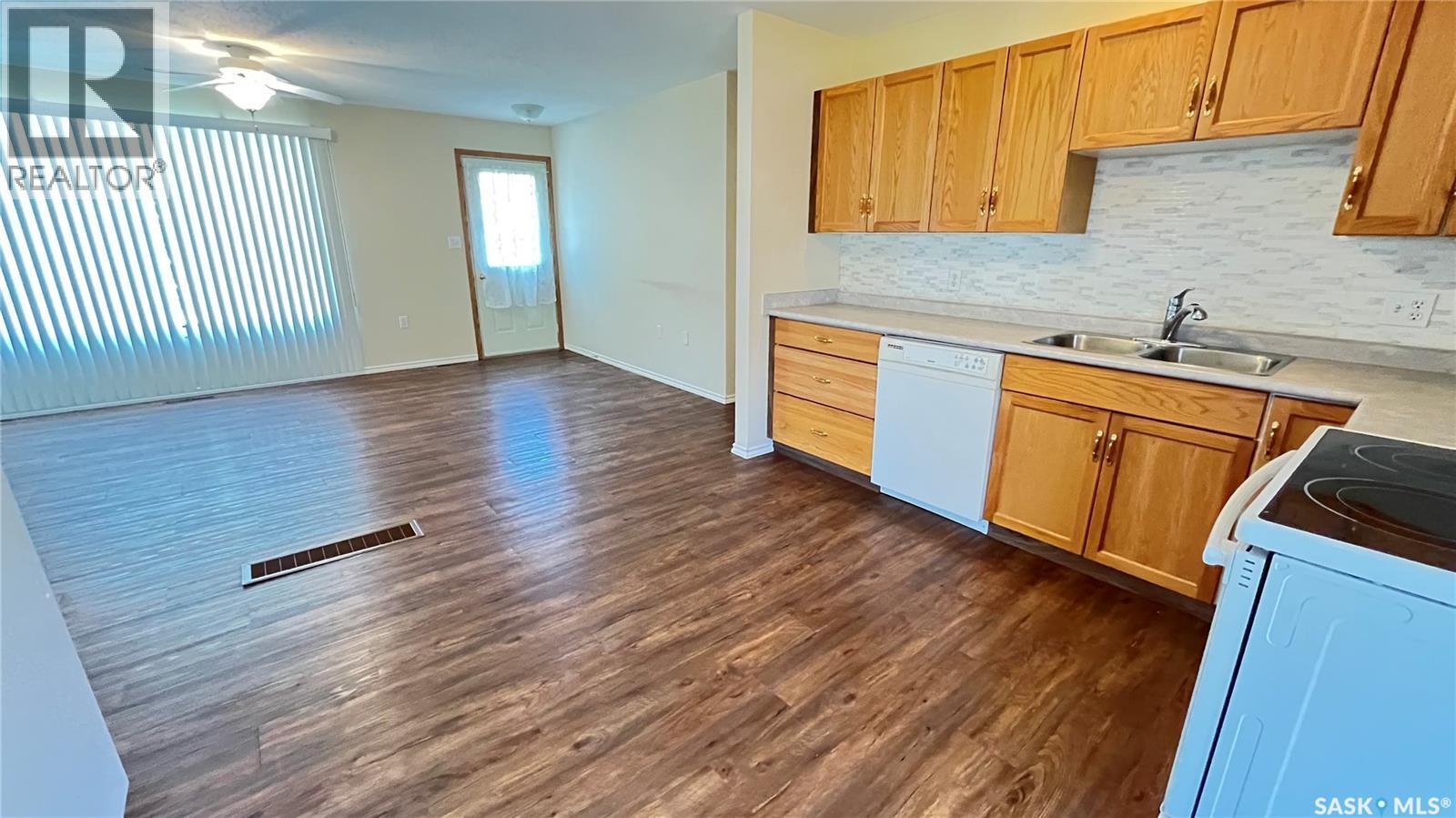 117 Herbert Street, Maple Creek, Saskatchewan  S0N 1N0 - Photo 13 - SK033709