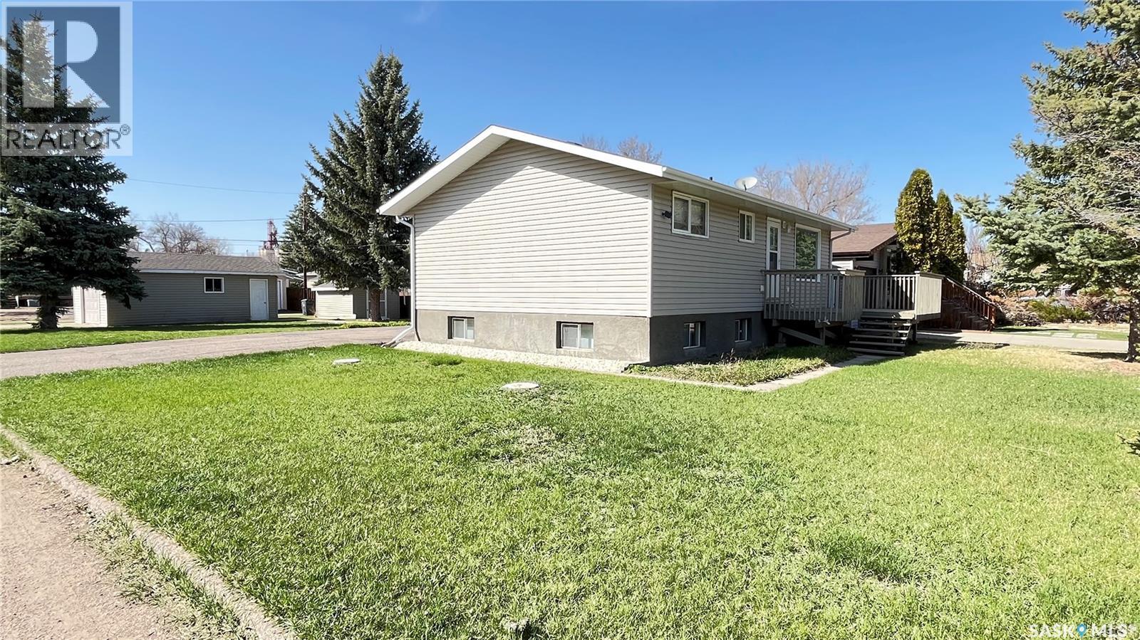 117 Herbert Street, Maple Creek, Saskatchewan  S0N 1N0 - Photo 2 - SK033709