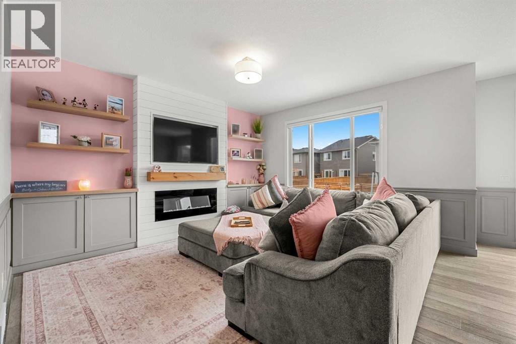 32 Paint Horse Crescent, Cochrane, Alberta  T4C 2V7 - Photo 4 - A2301085