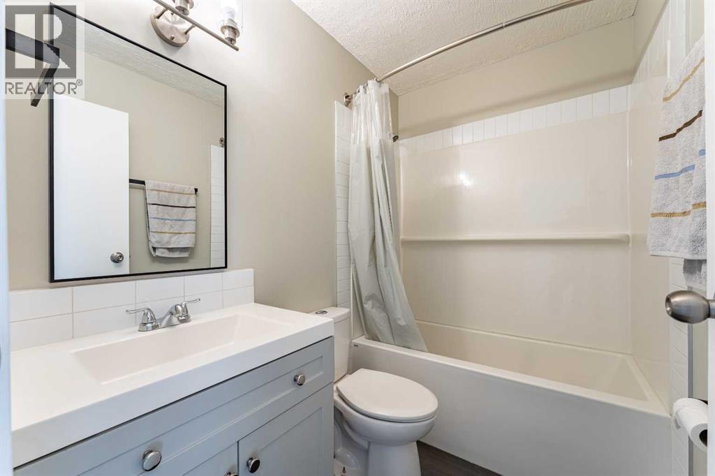 528 Queensland Place SE, Calgary, Alberta  T2J 4T3 - Photo 12 - A2303211