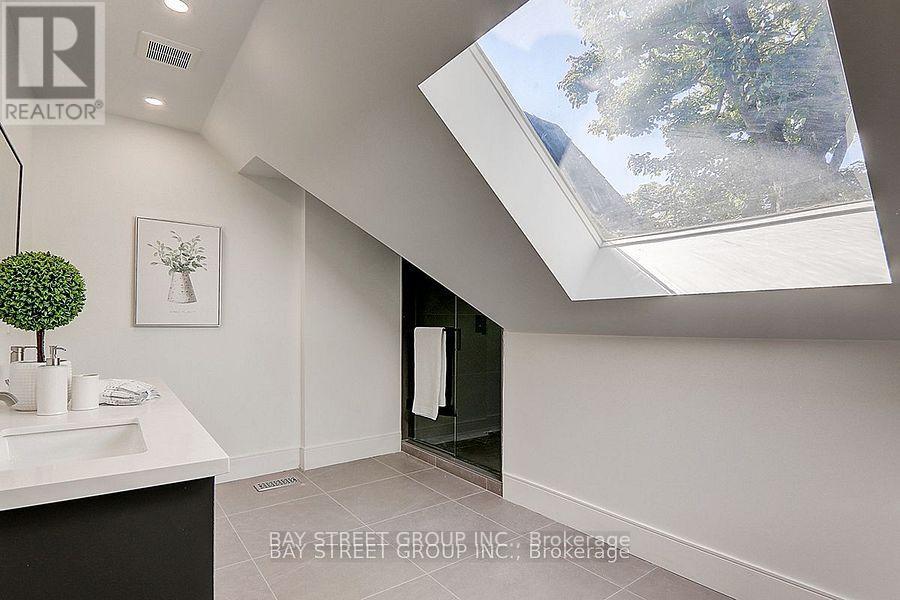 329 Clinton Street, Toronto, Ontario  M6G 2Y7 - Photo 23 - C12847242