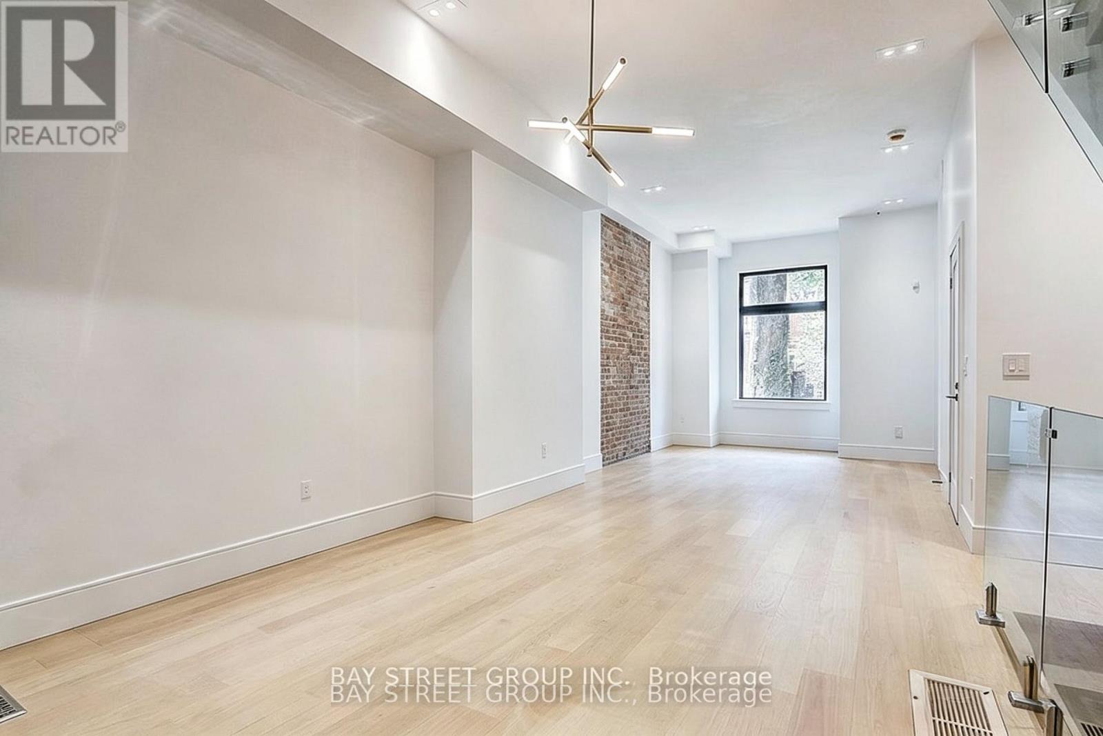 329 Clinton Street, Toronto, Ontario  M6G 2Y7 - Photo 3 - C12847242