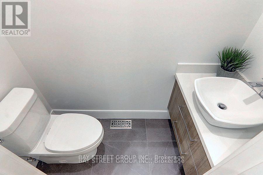 329 Clinton Street, Toronto, Ontario  M6G 2Y7 - Photo 6 - C12847242