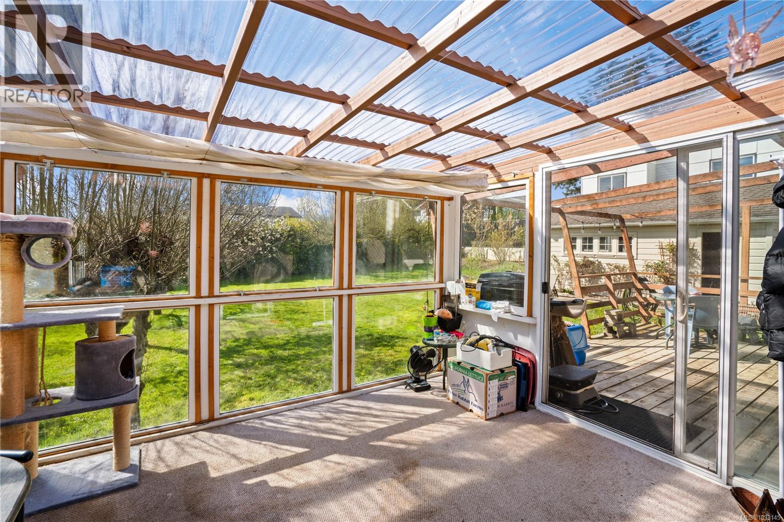 625 Broadway St, Saanich, British Columbia  V8Z 2G5 - Photo 2 - 1033145