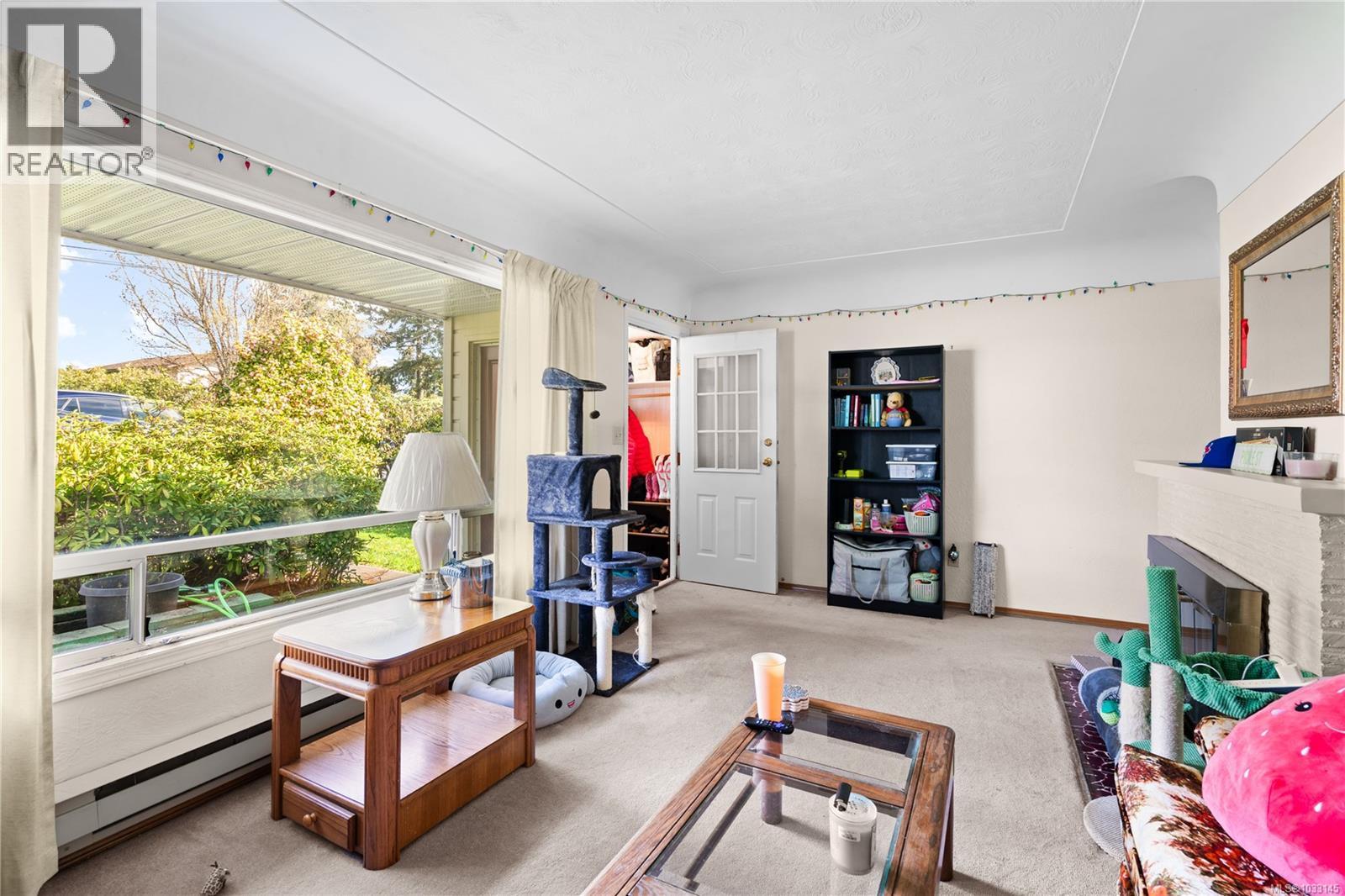 625 Broadway St, Saanich, British Columbia  V8Z 2G5 - Photo 3 - 1033145