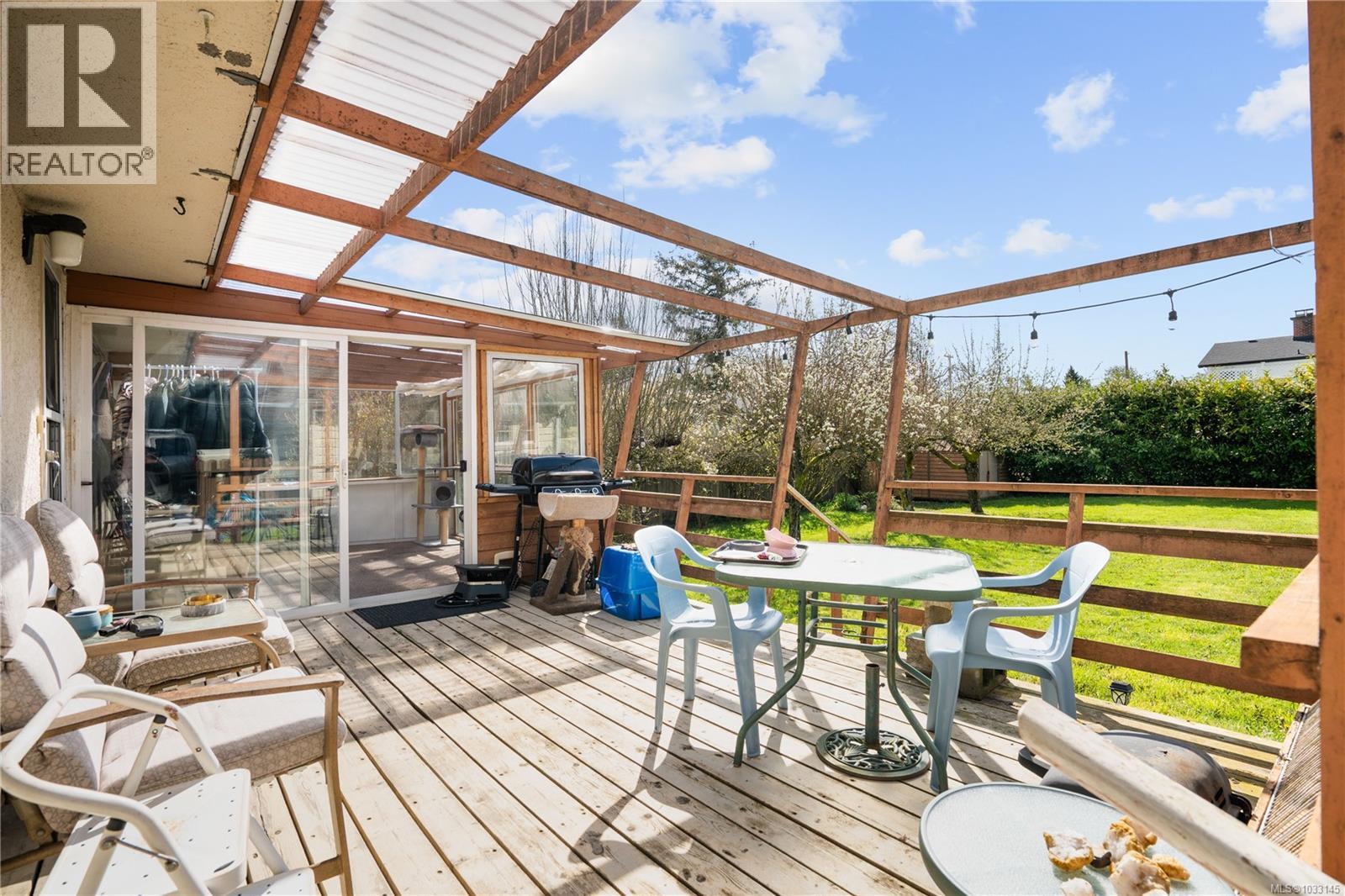 625 Broadway St, Saanich, British Columbia  V8Z 2G5 - Photo 30 - 1033145