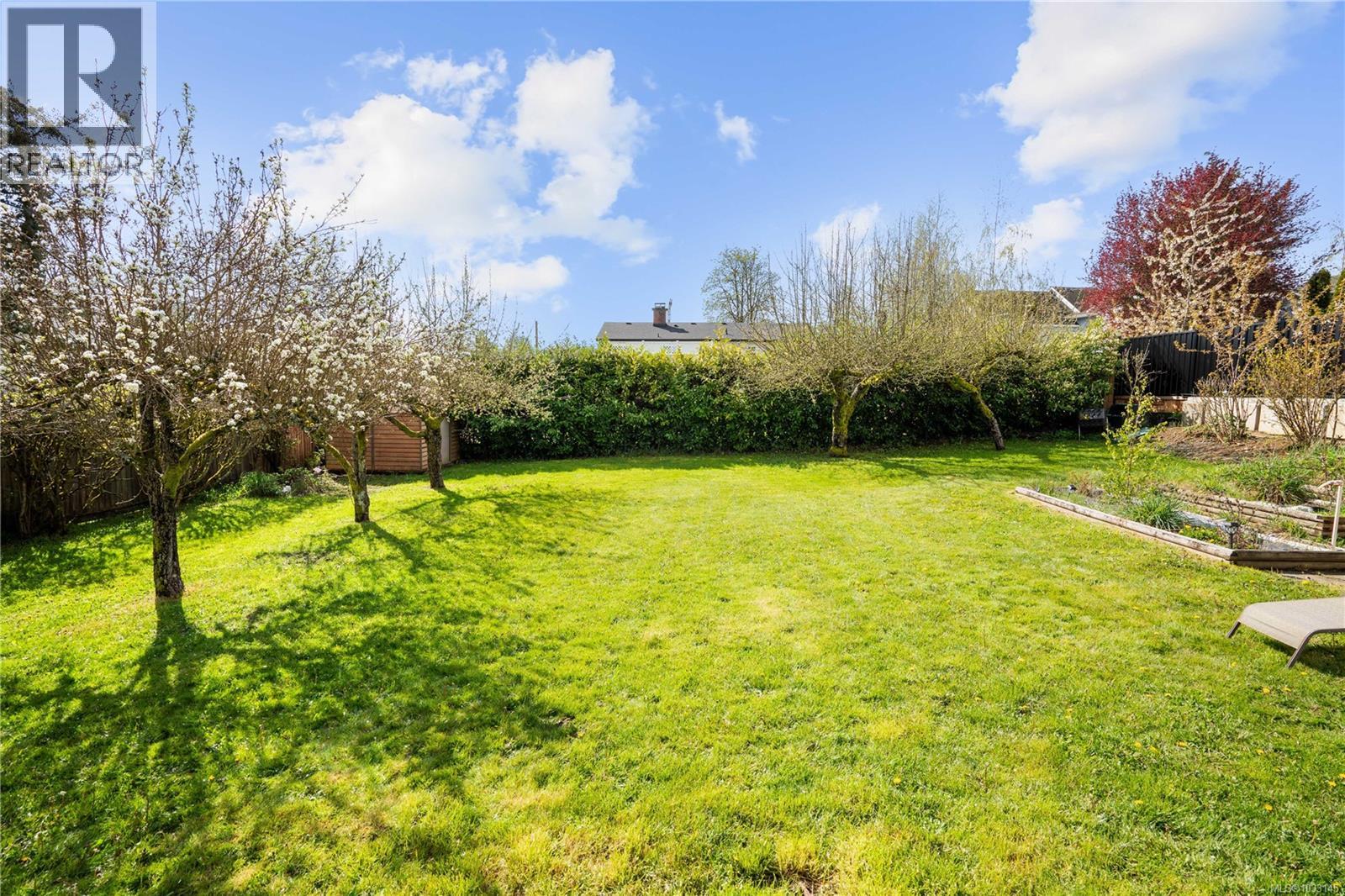 625 Broadway St, Saanich, British Columbia  V8Z 2G5 - Photo 33 - 1033145