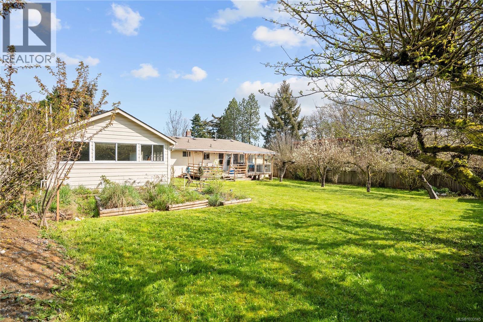 625 Broadway St, Saanich, British Columbia  V8Z 2G5 - Photo 34 - 1033145