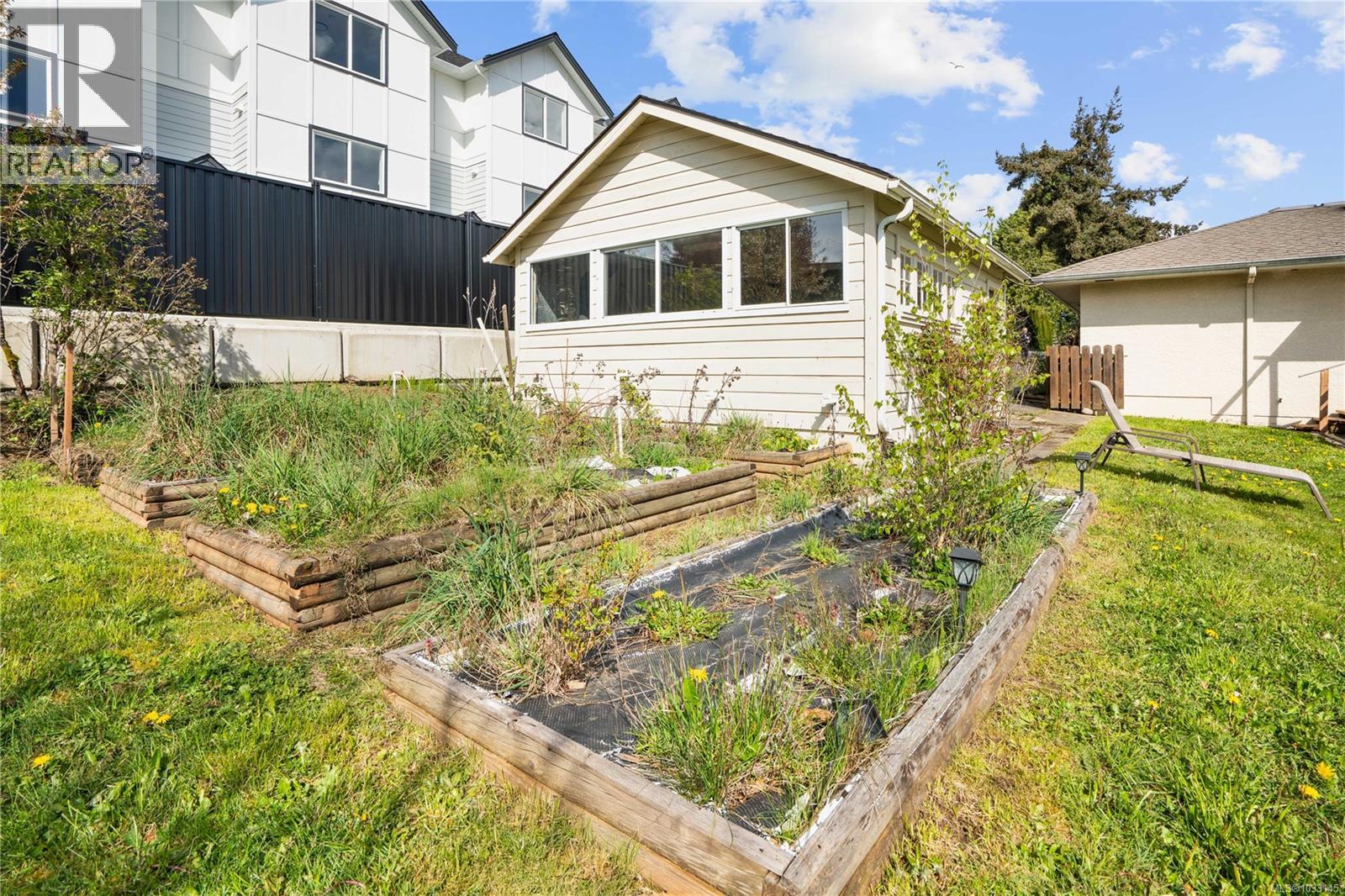 625 Broadway St, Saanich, British Columbia  V8Z 2G5 - Photo 36 - 1033145