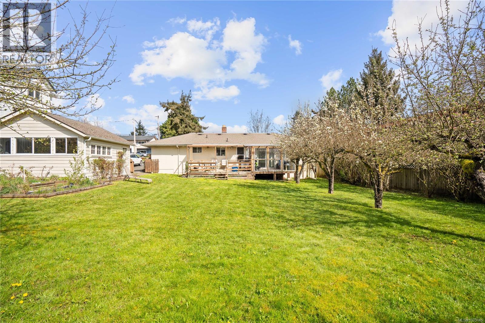 625 Broadway St, Saanich, British Columbia  V8Z 2G5 - Photo 38 - 1033145