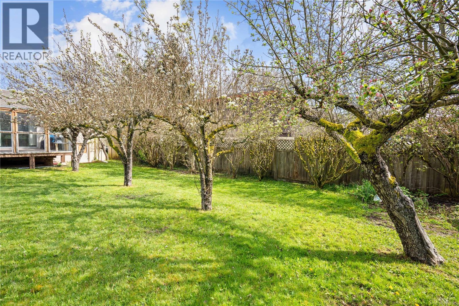 625 Broadway St, Saanich, British Columbia  V8Z 2G5 - Photo 40 - 1033145