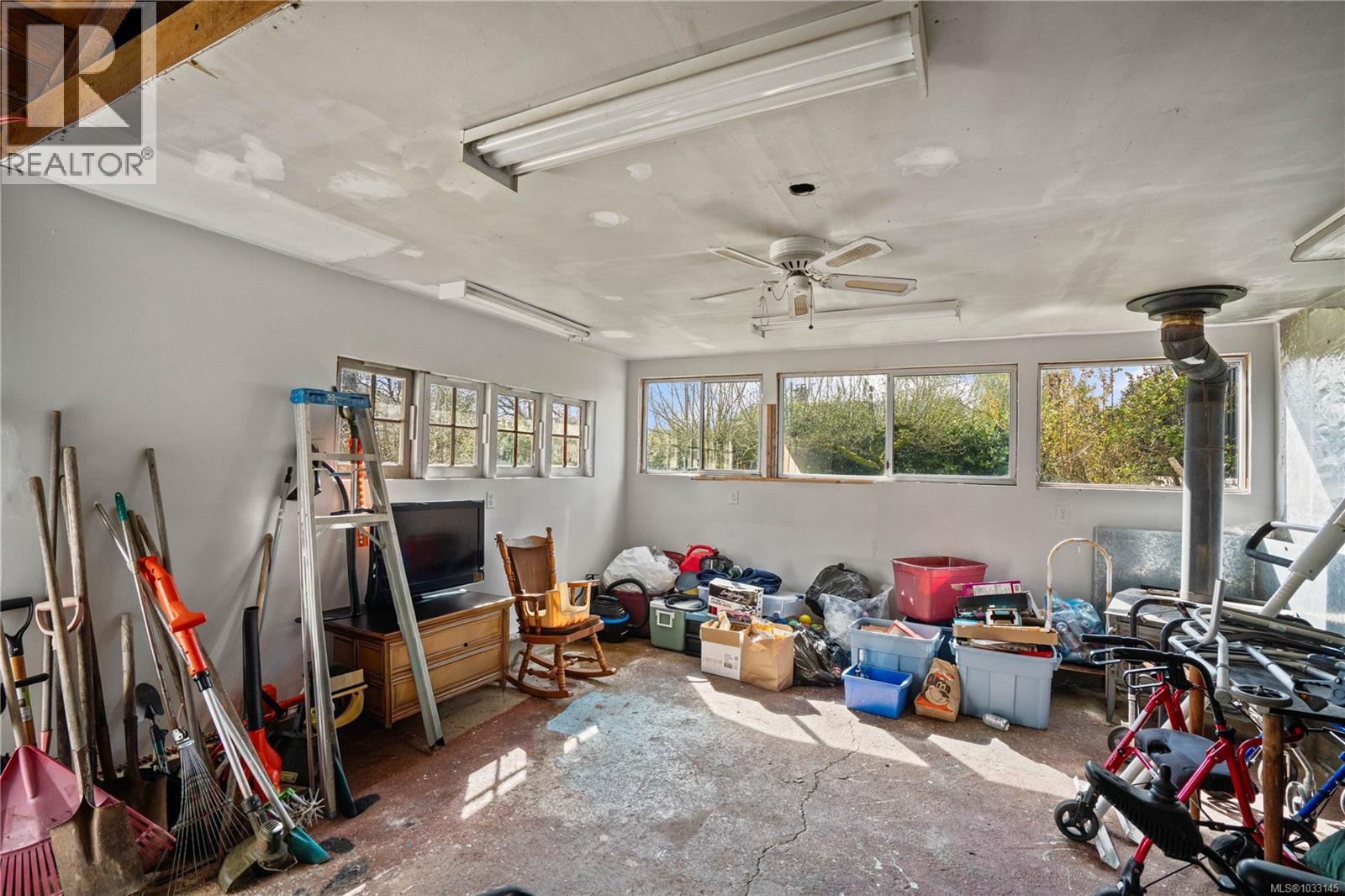 625 Broadway St, Saanich, British Columbia  V8Z 2G5 - Photo 43 - 1033145