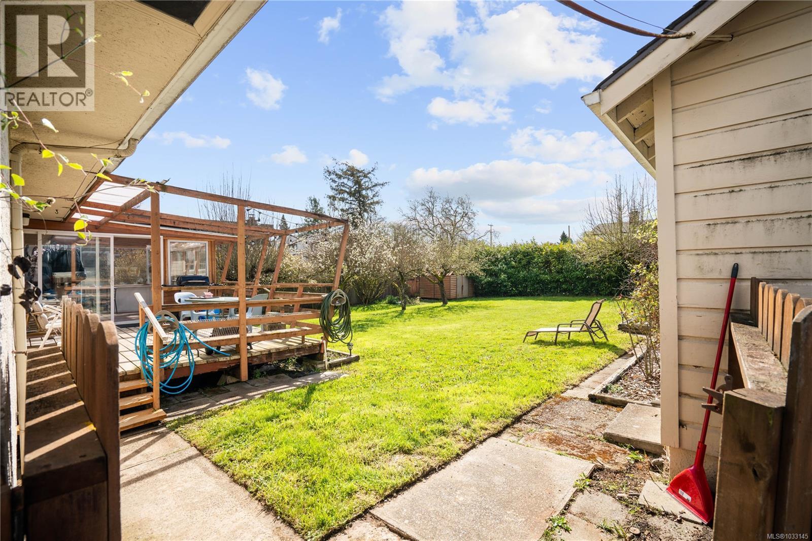 625 Broadway St, Saanich, British Columbia  V8Z 2G5 - Photo 44 - 1033145