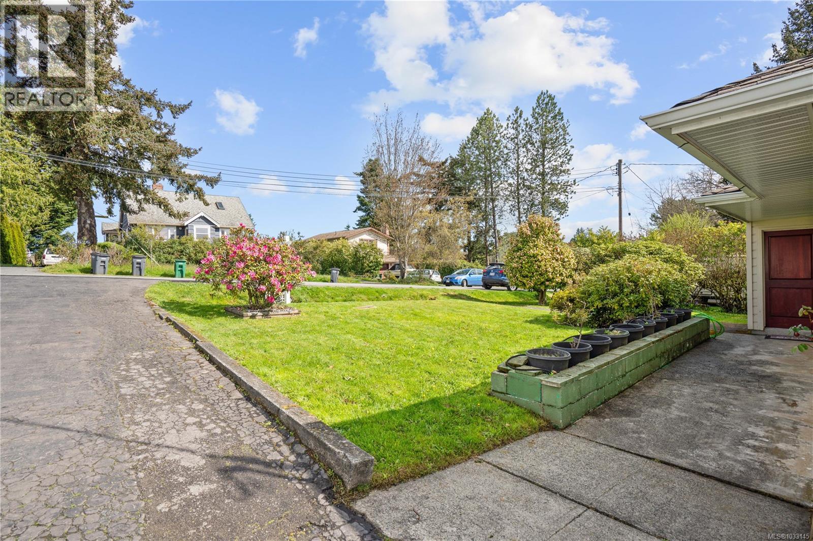 625 Broadway St, Saanich, British Columbia  V8Z 2G5 - Photo 45 - 1033145