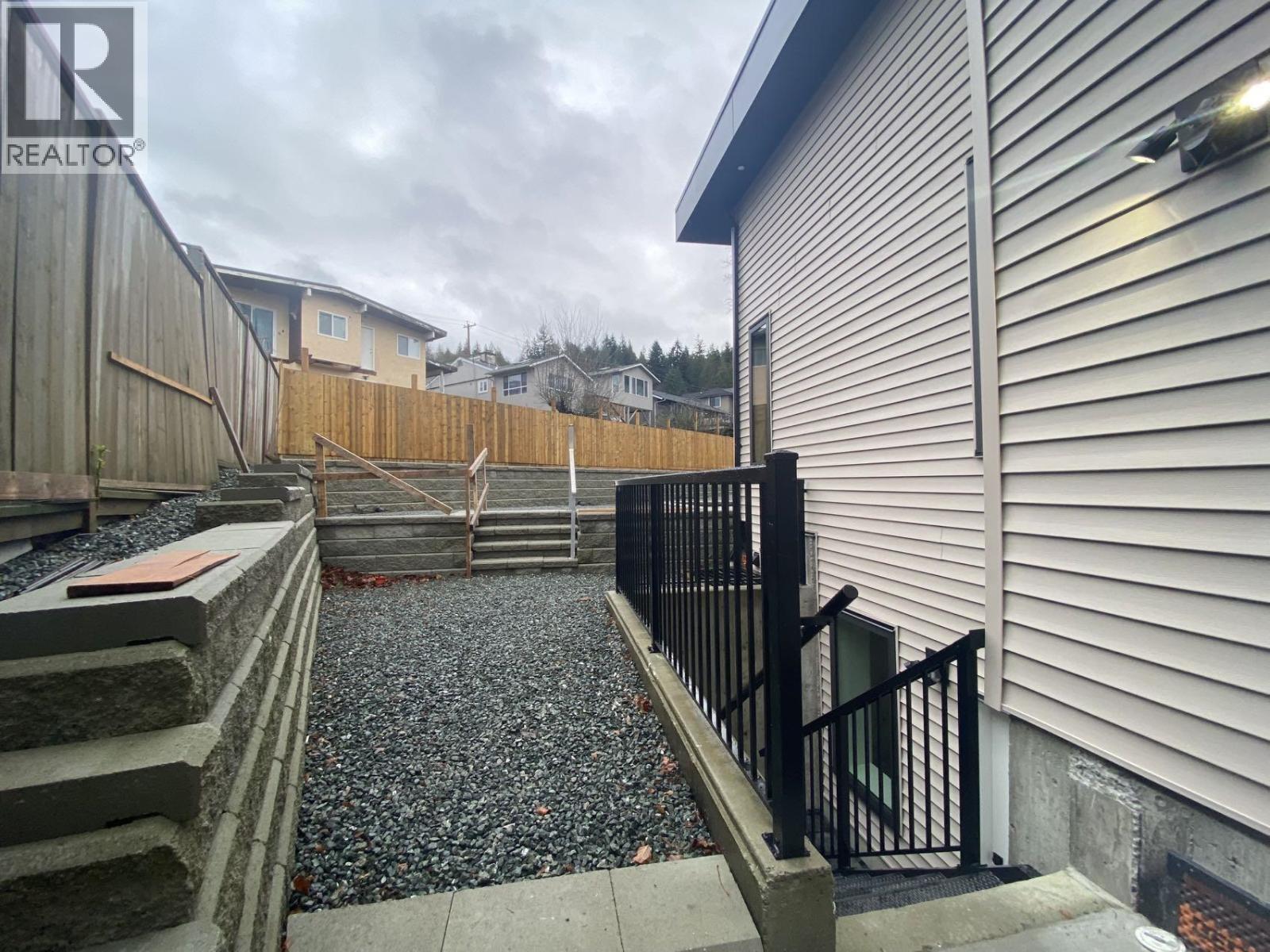 2 Bed Suite 7542 Lindrick Court, Burnaby, British Columbia  V5A 3Y5 - Photo 3 - R3114993