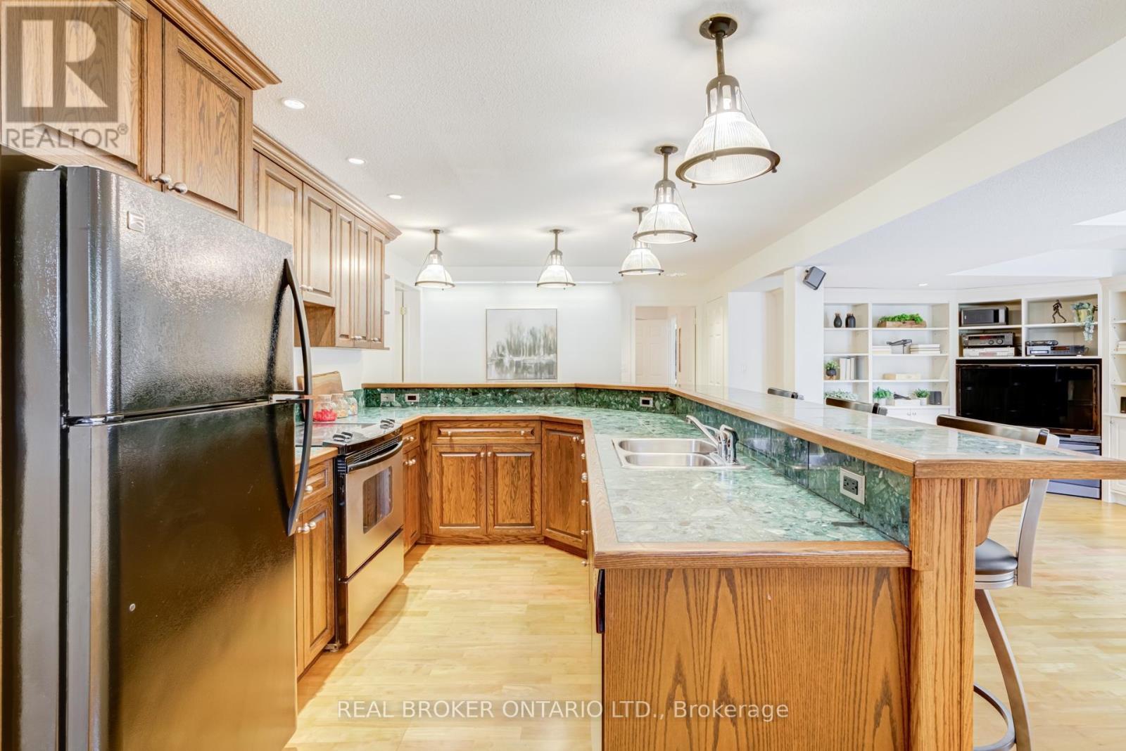 886 Darwin Drive, Pickering, Ontario  L1X 2P8 - Photo 34 - E13033424