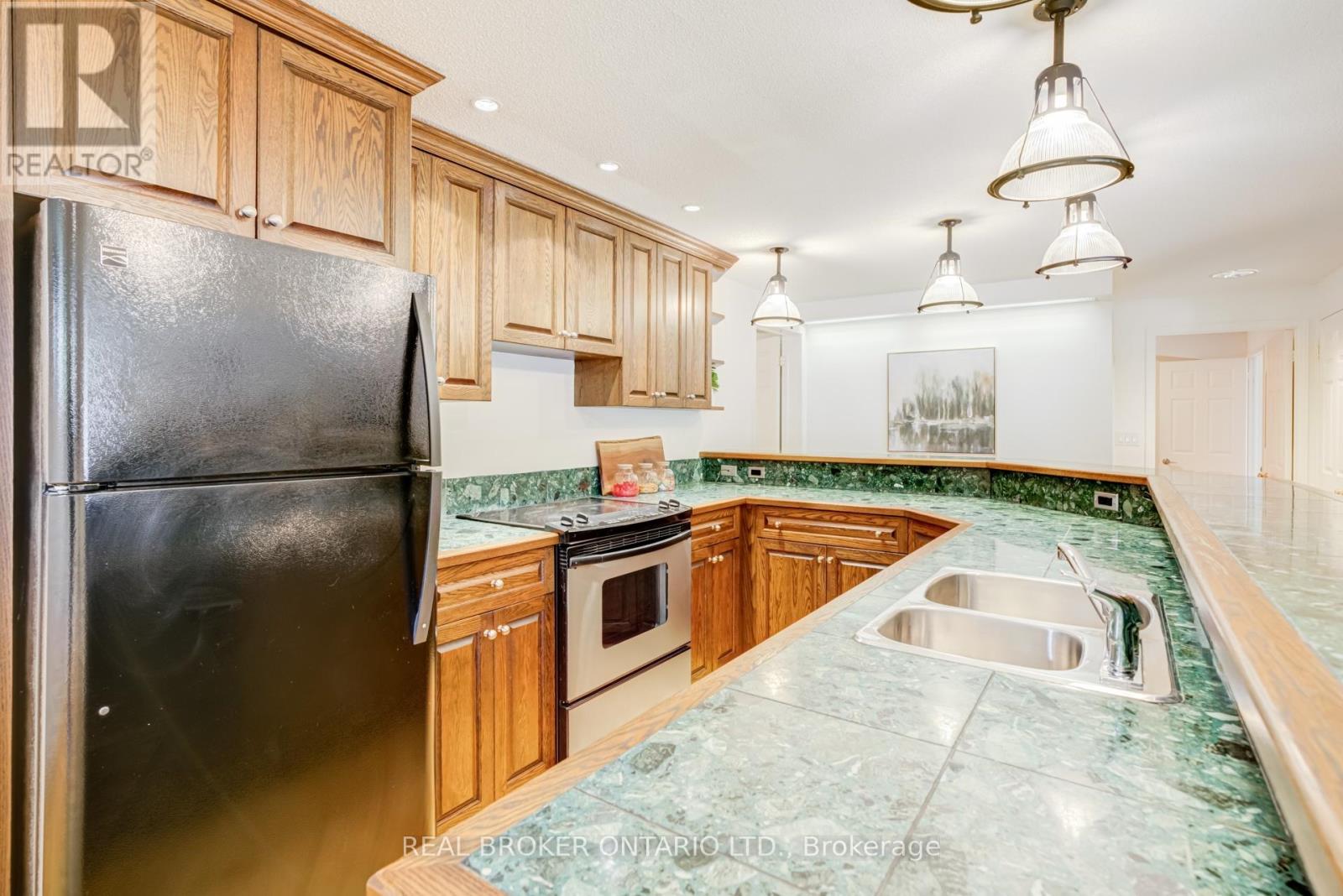 886 Darwin Drive, Pickering, Ontario  L1X 2P8 - Photo 35 - E13033424