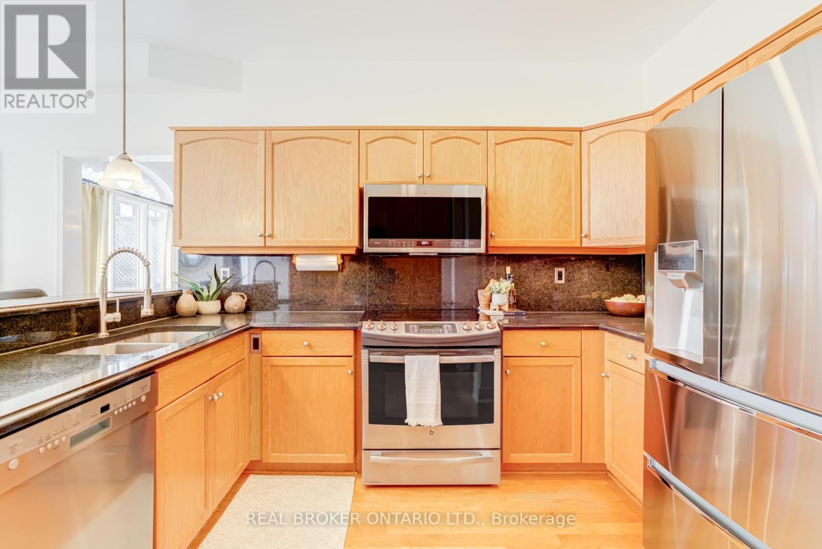 886 Darwin Drive, Pickering, Ontario  L1X 2P8 - Photo 9 - E13033424