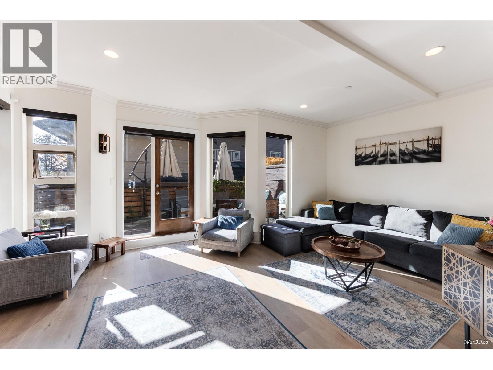 9 215 E 4TH STREET, North Vancouver, British Columbia