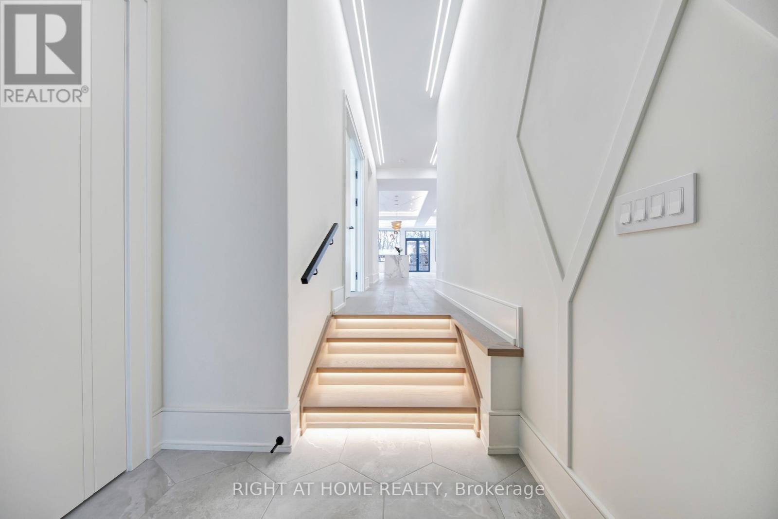 84 Mosley Street, Aurora, Ontario  L4G 1H1 - Photo 3 - N13002254