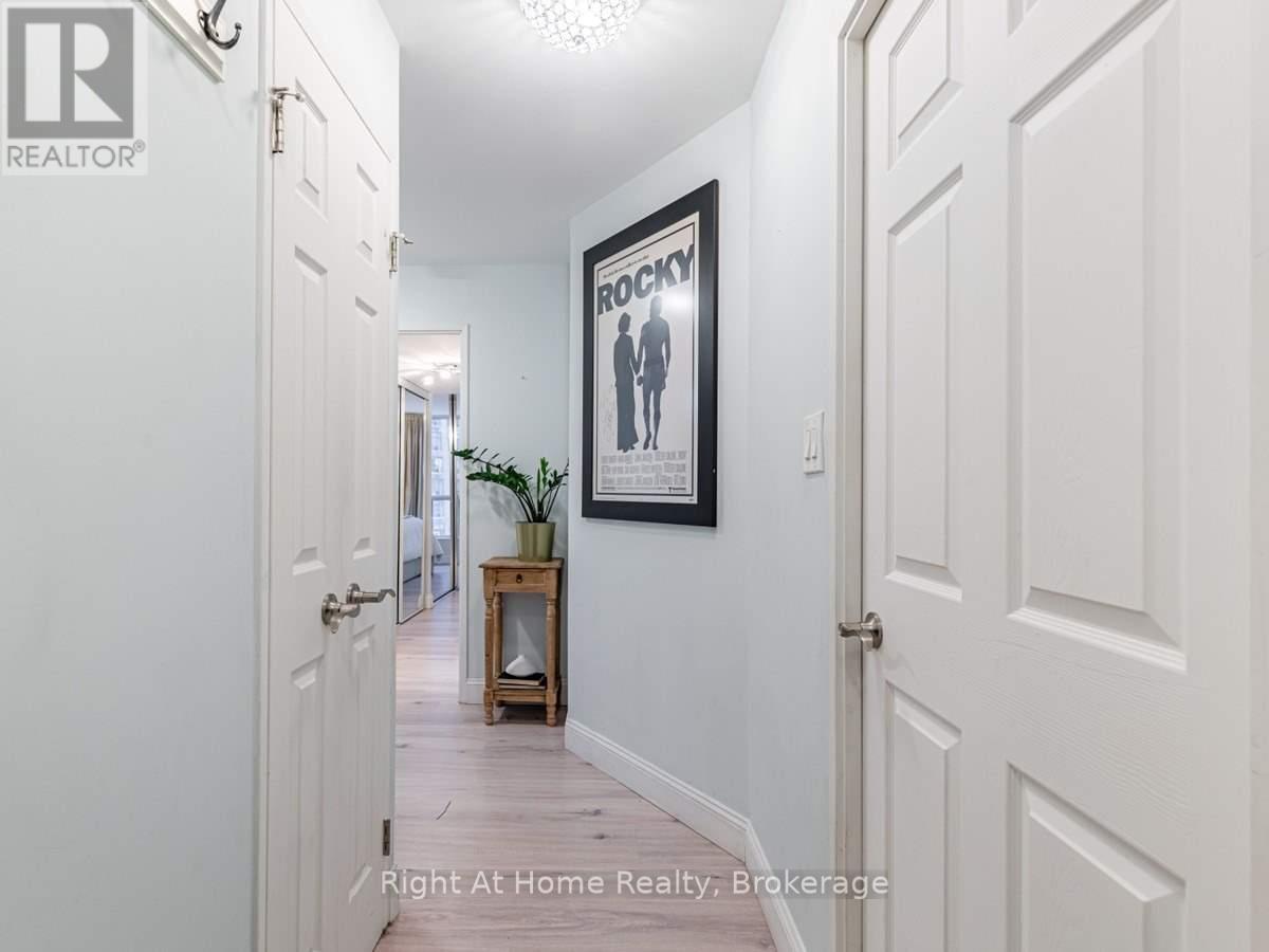 513 - 24 Wellesley Street W, Toronto, Ontario  M4Y 2X6 - Photo 4 - C13033498