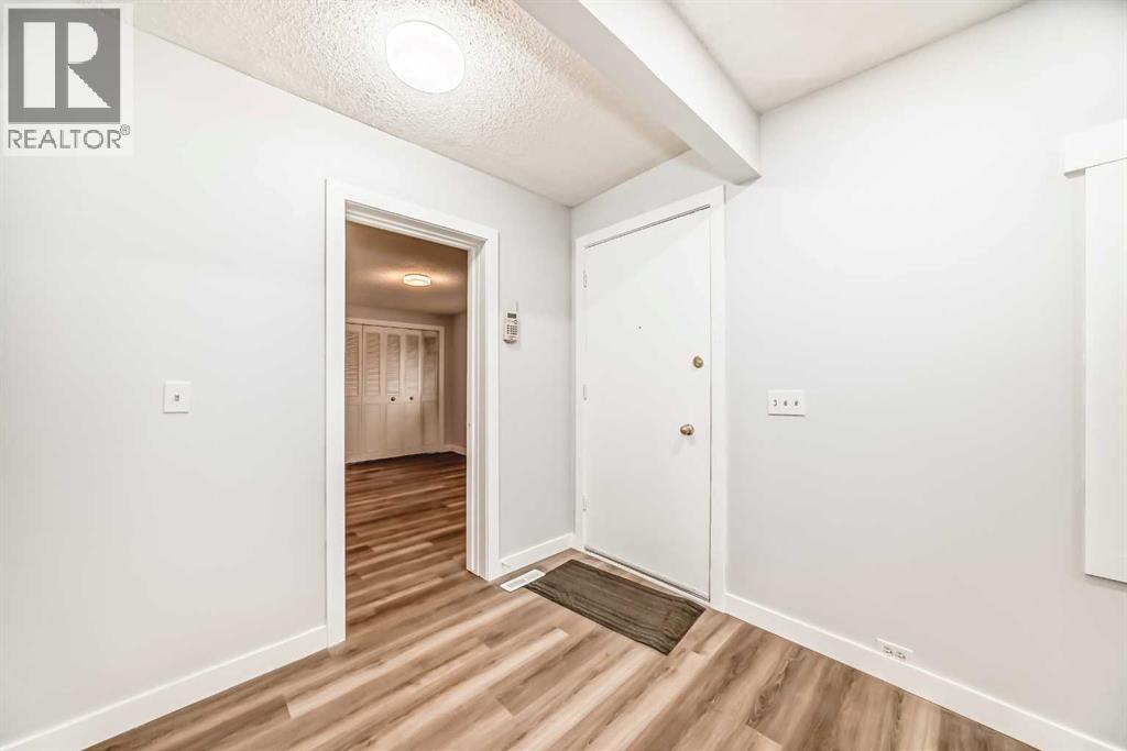 307 Huntridge Road NE, Calgary, Alberta  T2K 4B8 - Photo 4 - A2300263