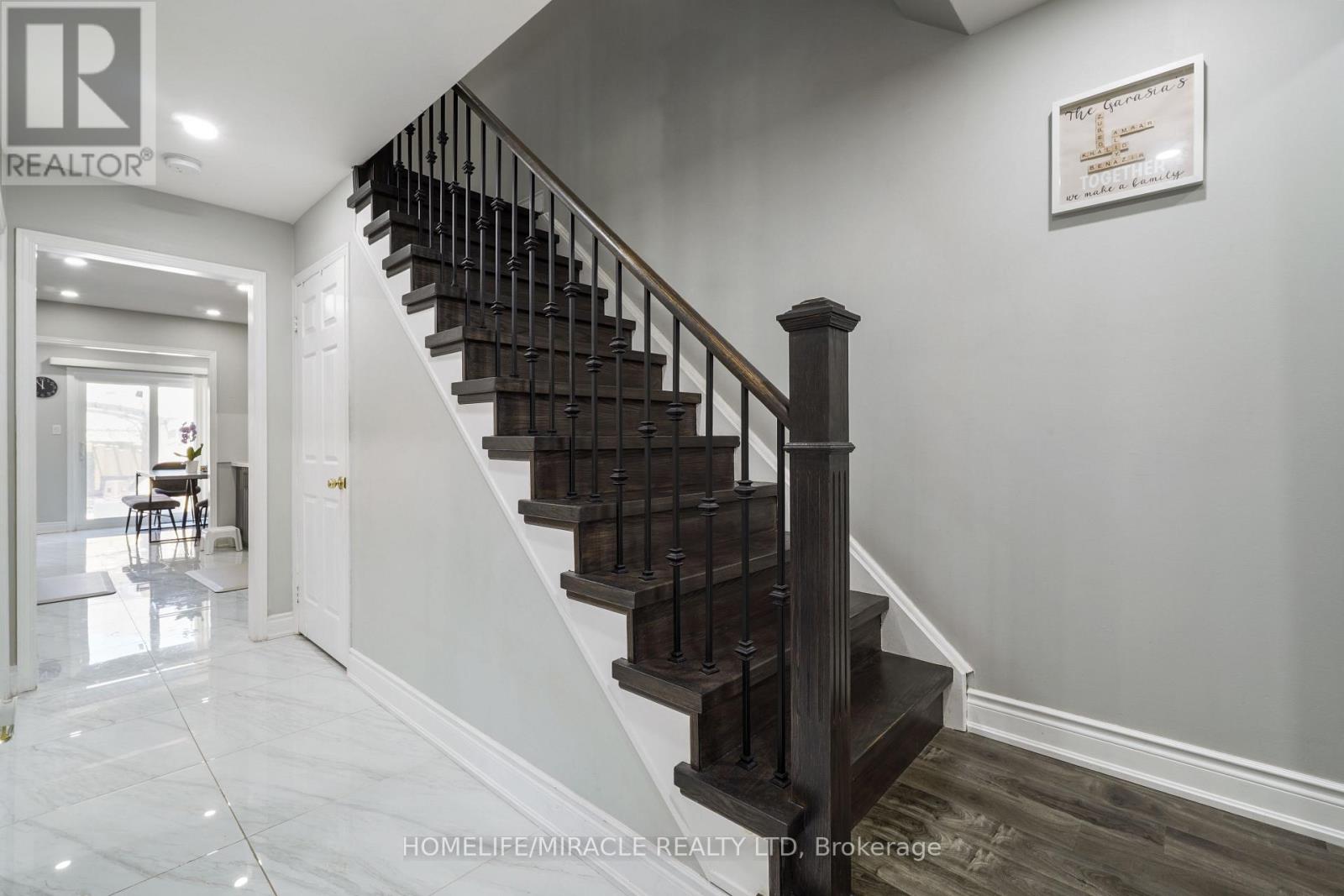 18 Prairie Rose Circle, Brampton, Ontario  L6R 1R4 - Photo 3 - W13033516