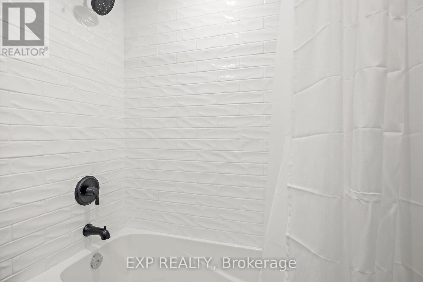 19 Master Green Crescent, Brampton, Ontario  L7A 3K3 - Photo 10 - W13033590