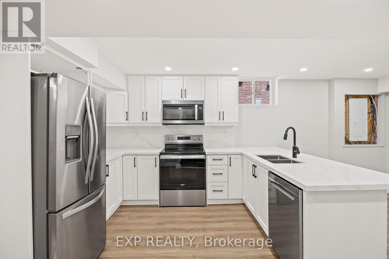 19 Master Green Crescent, Brampton, Ontario  L7A 3K3 - Photo 3 - W13033590